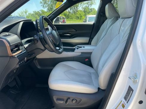 Used 2024 Toyota Grand Highlander AWD Hybrid image 9