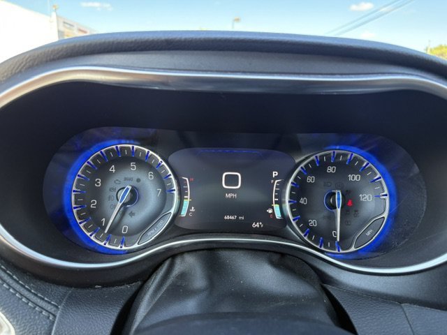Used 2020 Chrysler Pacifica Limited w/ Tire & Wheel Group FWD image 28