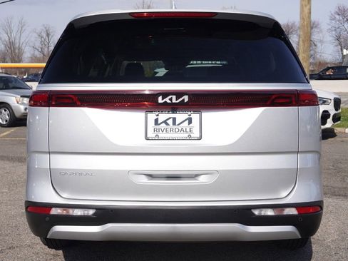 Used 2023 Kia Carnival LX FWD image 13