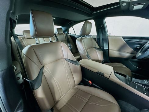 Used 2022 Lexus ES 300h w/ Accessory Package image 28