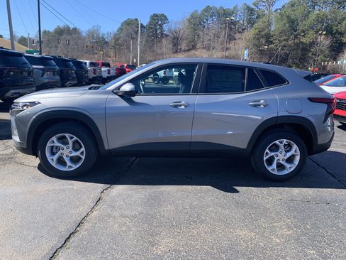 New 2026 Chevrolet Trax LS w/ LS Convenience Package FWD image 4