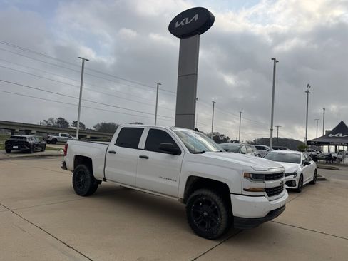 Used 2018 Chevrolet Silverado 1500 Custom w/ Custom Convenience Package image 10