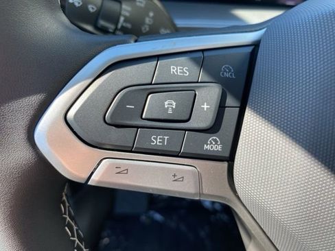 New 2025 Volkswagen Tiguan SE FWD image 32