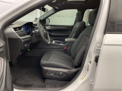 New 2025 Jeep Grand Cherokee Laredo X w/ Luxury Tech Group I image 15