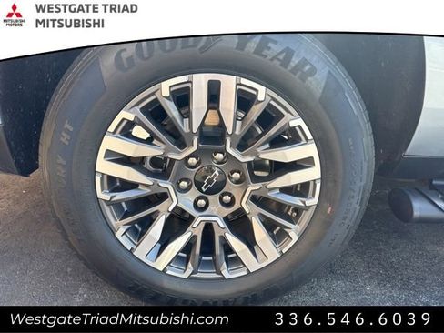 Used 2025 Chevrolet Suburban Z71 AWD/4WD image 4