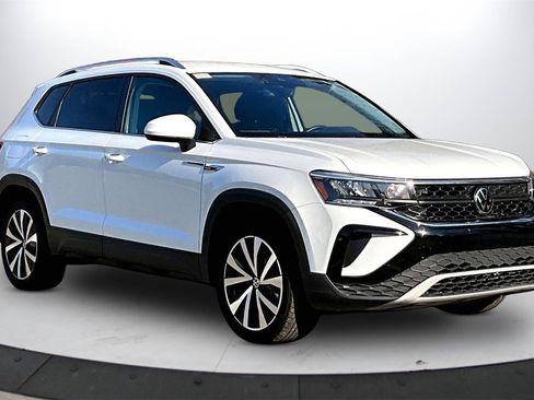 Used 2024 Volkswagen Taos SE image 2