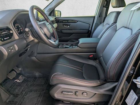 Certified 2025 Honda Pilot TrailSport image 4