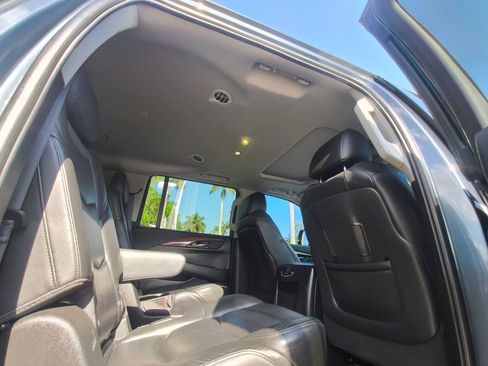 Used 2019 Cadillac Escalade ESV Luxury AWD/4WD image 37