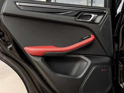 New 2026 Porsche Macan image 32