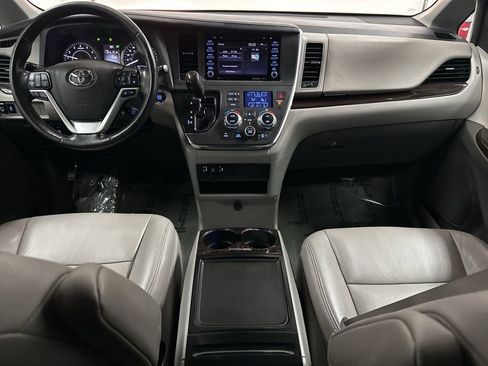 Used 2019 Toyota Sienna XLE FWD image 24