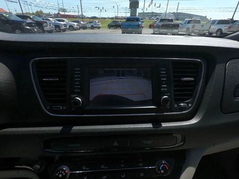 Used 2019 Kia Sedona L image 17