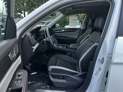 Used 2024 Volkswagen Atlas Peak Edition SE AWD/4WD image 19