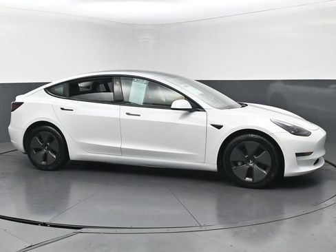 Used 2021 Tesla Model 3 Standard Range Plus image 5