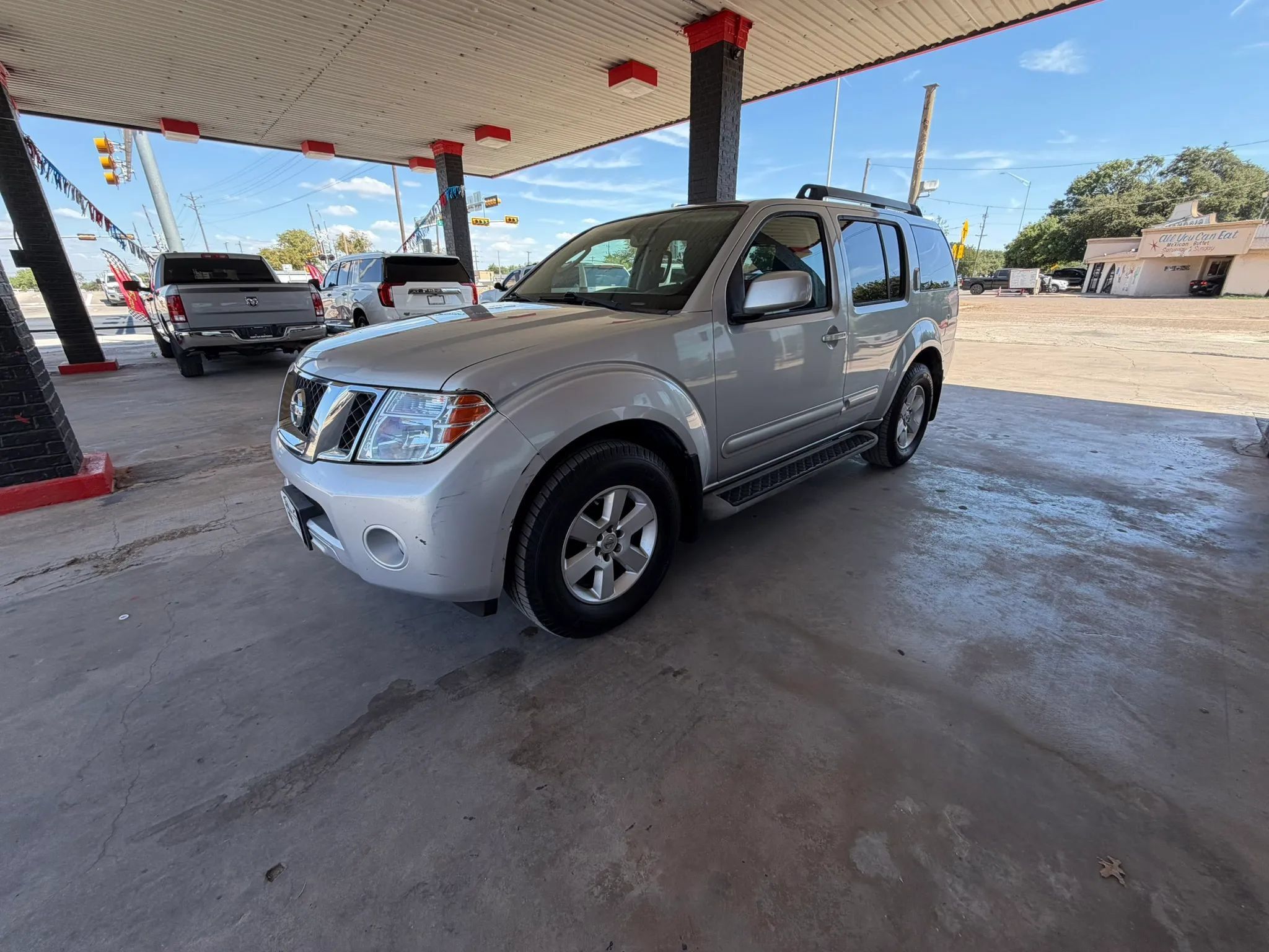 Used 2011 Nissan Pathfinder SV RWD image 1