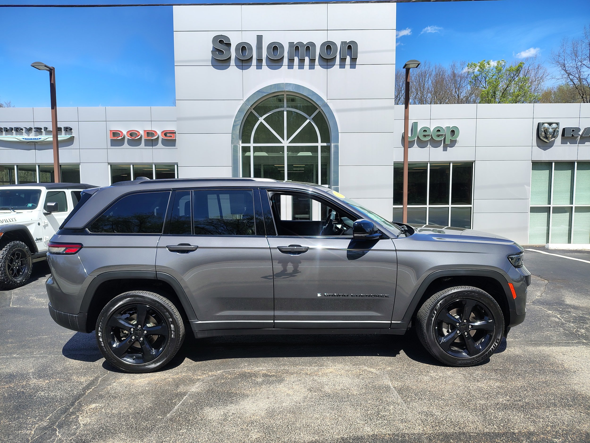 Certified 2025 Jeep Grand Cherokee Altitude AWD/4WD image 1
