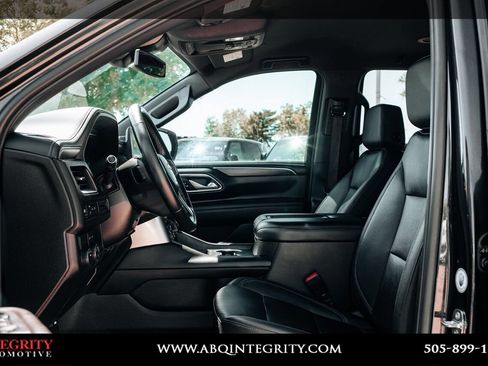 Used 2024 Chevrolet Suburban LT RWD image 17