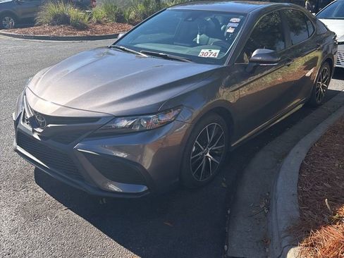 Certified 2022 Toyota Camry SE image 1