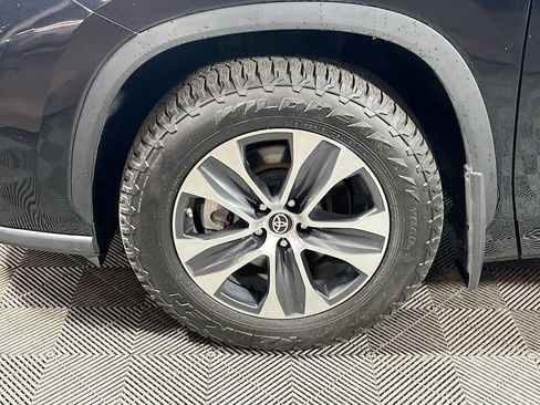 Used 2023 Toyota Highlander XLE AWD/4WD image 28