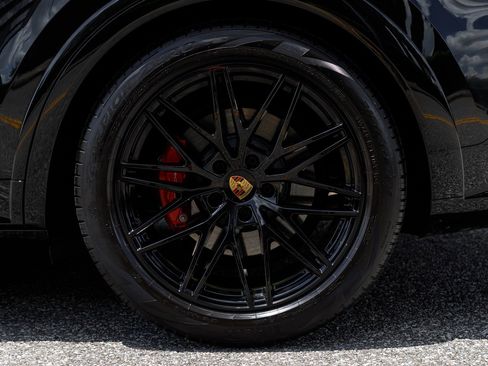 Used 2025 Porsche Cayenne GTS AWD/4WD image 22
