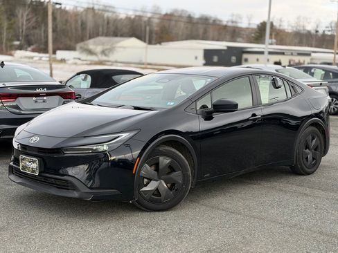 Used 2024 Toyota Prius LE image 1