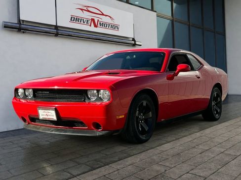 Used 2014 Dodge Challenger SXT image 6