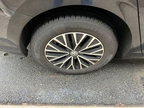 Used 2019 Volkswagen Jetta SE w/ Cold Weather Package image 9