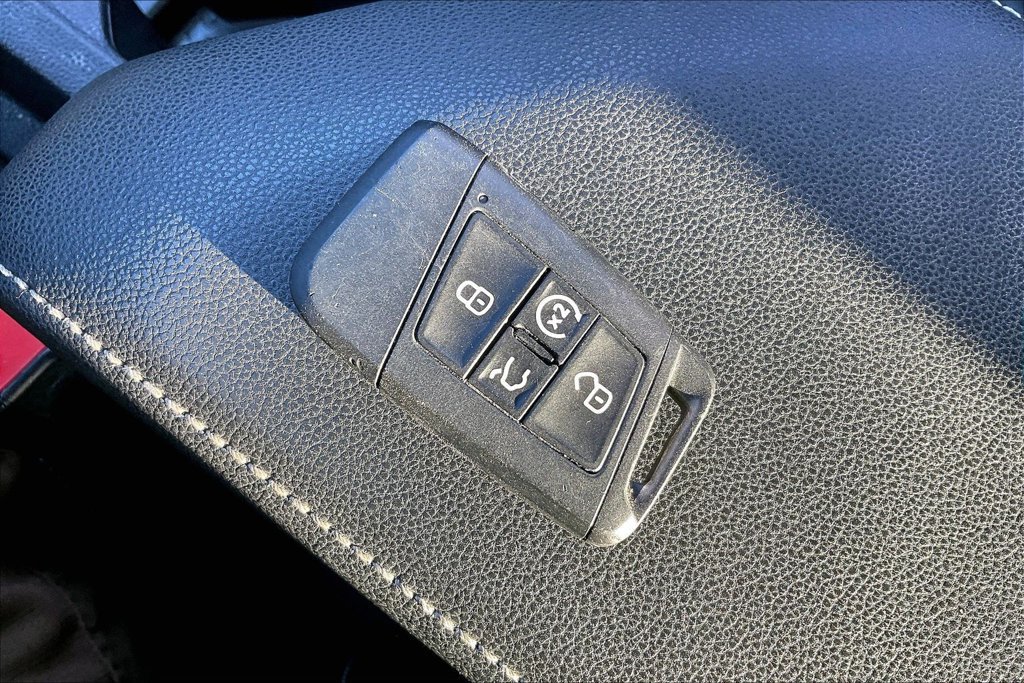 Used 2025 Volkswagen Jetta SE FWD image 33