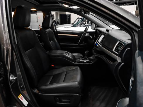 Used 2018 Toyota Highlander XLE FWD image 36