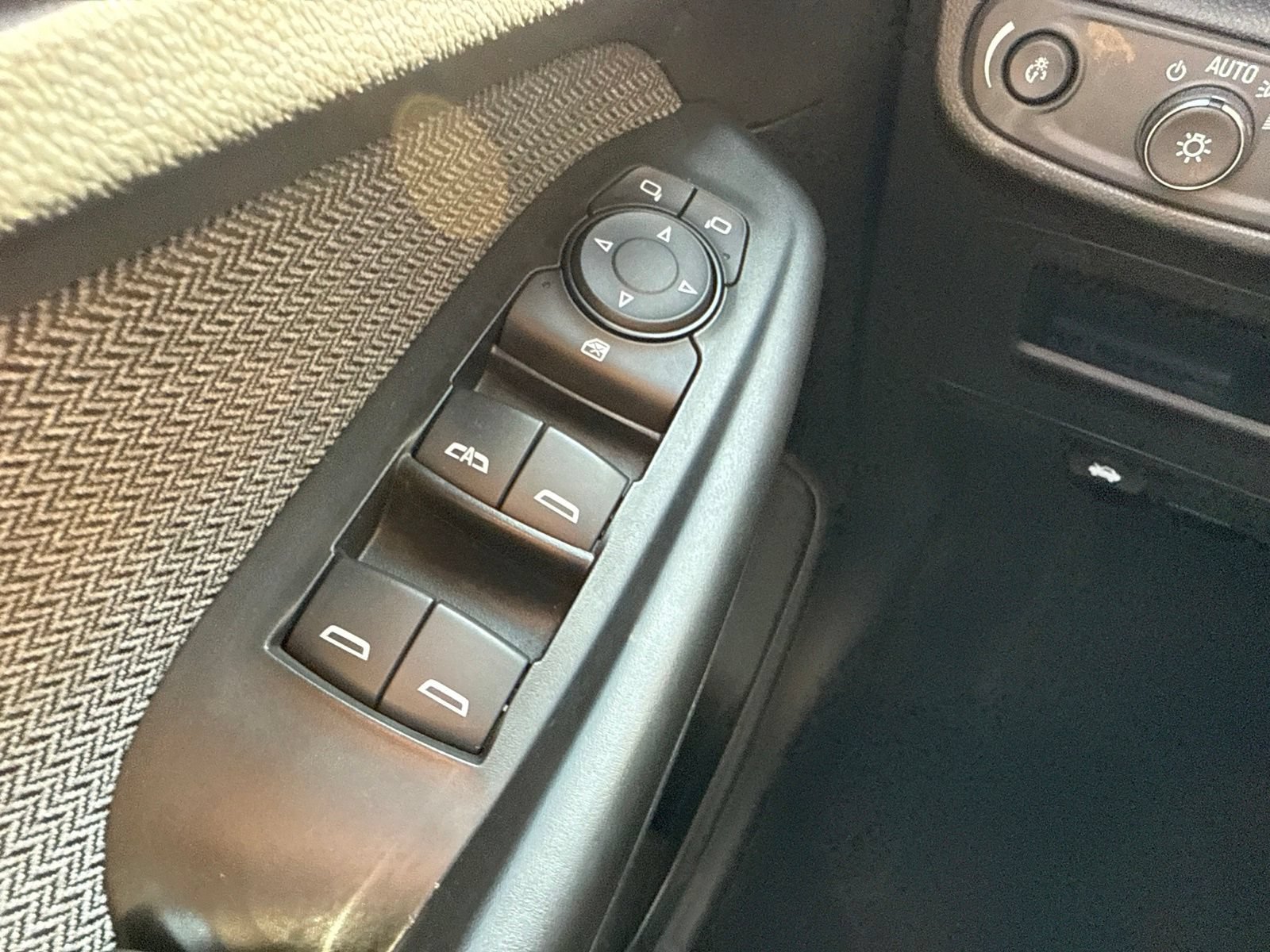 Used 2023 Chevrolet TrailBlazer LT FWD image 35