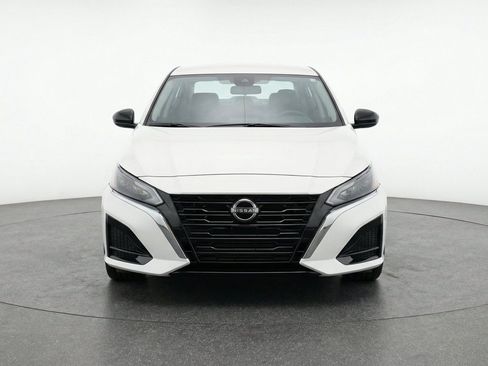 Used 2025 Nissan Altima 2.5 SV FWD image 2