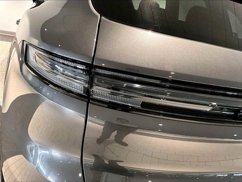 Used 2025 Porsche Cayenne image 34