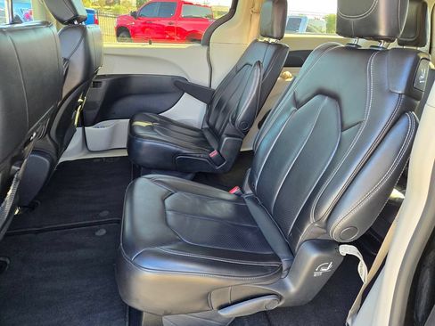 Used 2023 Chrysler Pacifica Touring-L FWD image 11