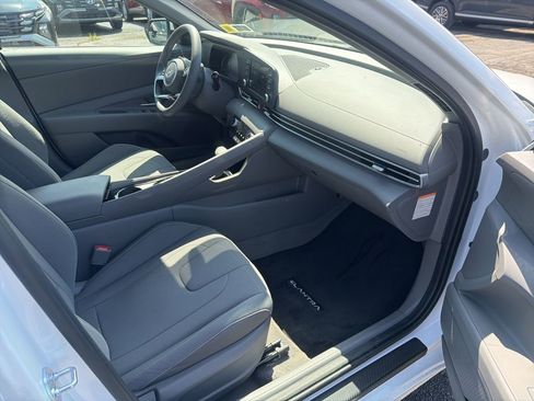 Certified 2025 Hyundai Elantra Hybrid FWD image 22
