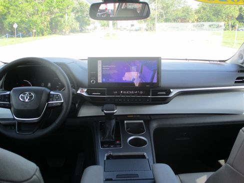 Used 2026 Toyota Sienna XLE FWD image 21