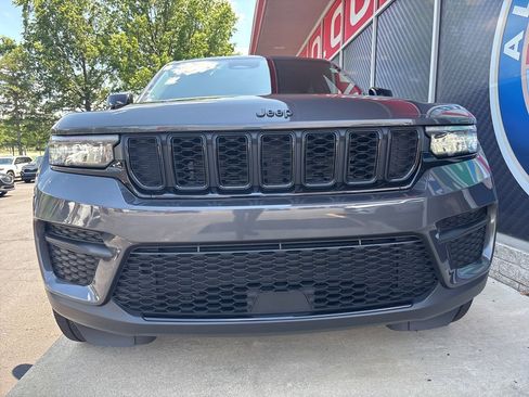 Used 2022 Jeep Grand Cherokee Altitude image 10