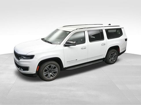 Used 2024 Jeep Wagoneer L Series II w/ Flexible Seating Group AWD/4WD image 18
