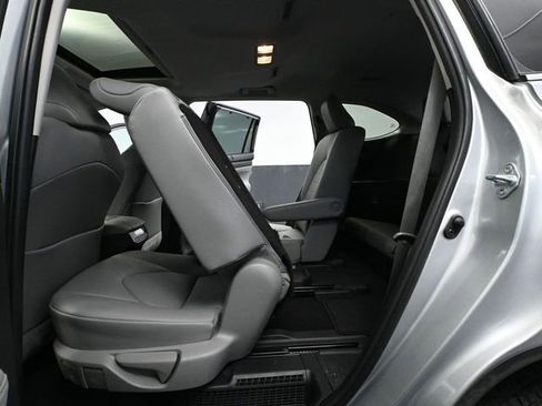 Used 2021 Toyota Highlander XLE image 41