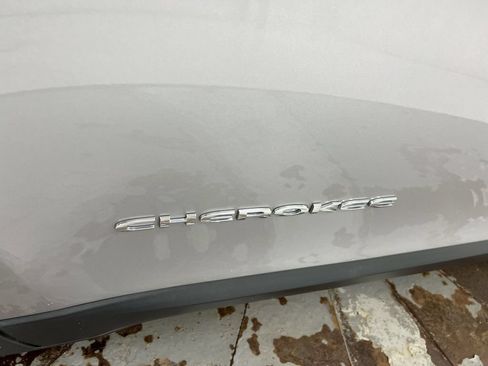 Used 2019 Jeep Cherokee Limited FWD image 25