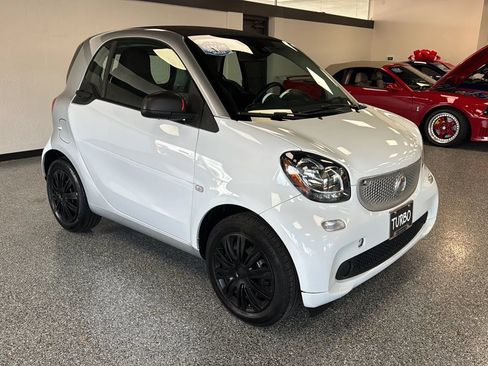 Used 2017 smart fortwo pure RWD image 7