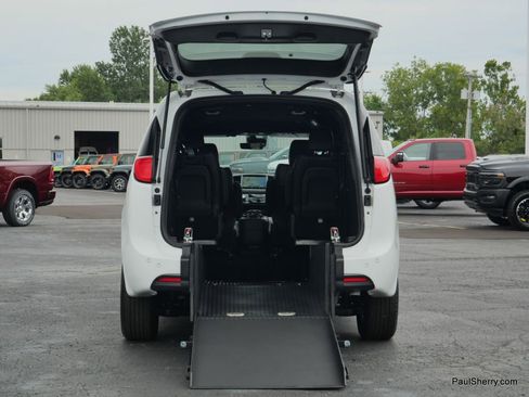 Used 2026 Chrysler Pacifica Select FWD image 2