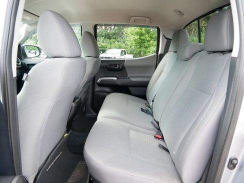 Used 2016 Toyota Tacoma SR5 w/ SR5 Appearance Package (SN) AWD/4WD image 11