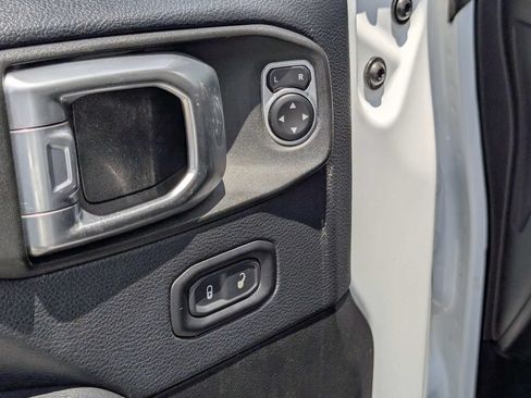 Used 2019 Jeep Wrangler Unlimited Sahara w/ Uconnect 4C Nav & Sound Group AWD/4WD image 12