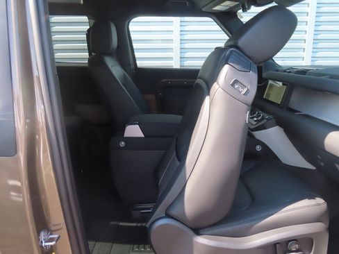 Used 2023 Land Rover Defender 90 S image 22