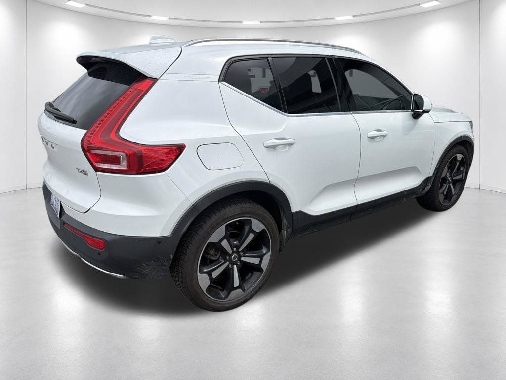 Used 2019 Volvo XC40 T4 Inscription FWD image 4
