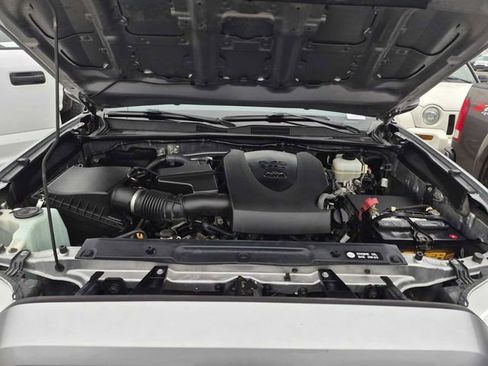 Used 2017 Toyota Tacoma TRD Off-Road image 6