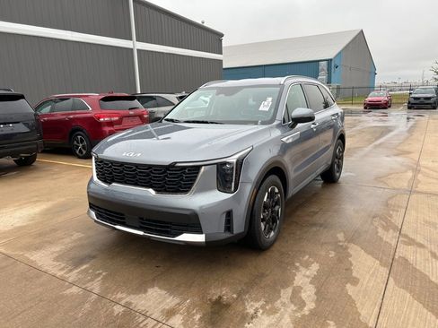 Used 2024 Kia Sorento S FWD image 2