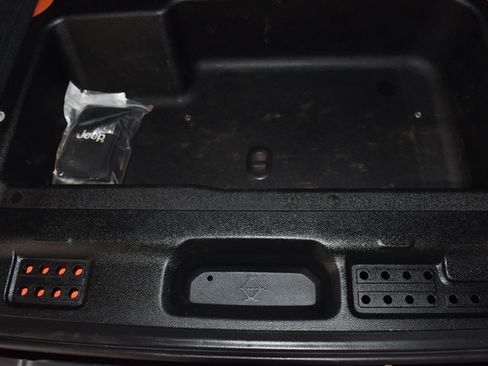 Used 2023 Jeep Wrangler Unlimited Sahara AWD/4WD image 10