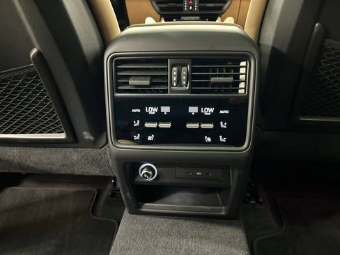 Used 2024 Porsche Cayenne AWD/4WD image 28