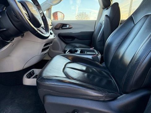 Used 2018 Chrysler Pacifica Touring-L w/ Advanced Safetytec Group image 18