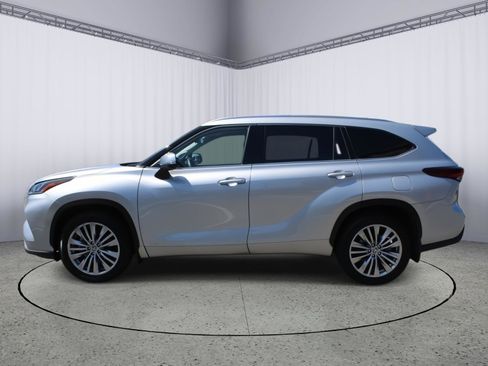 Used 2024 Toyota Highlander Platinum image 5